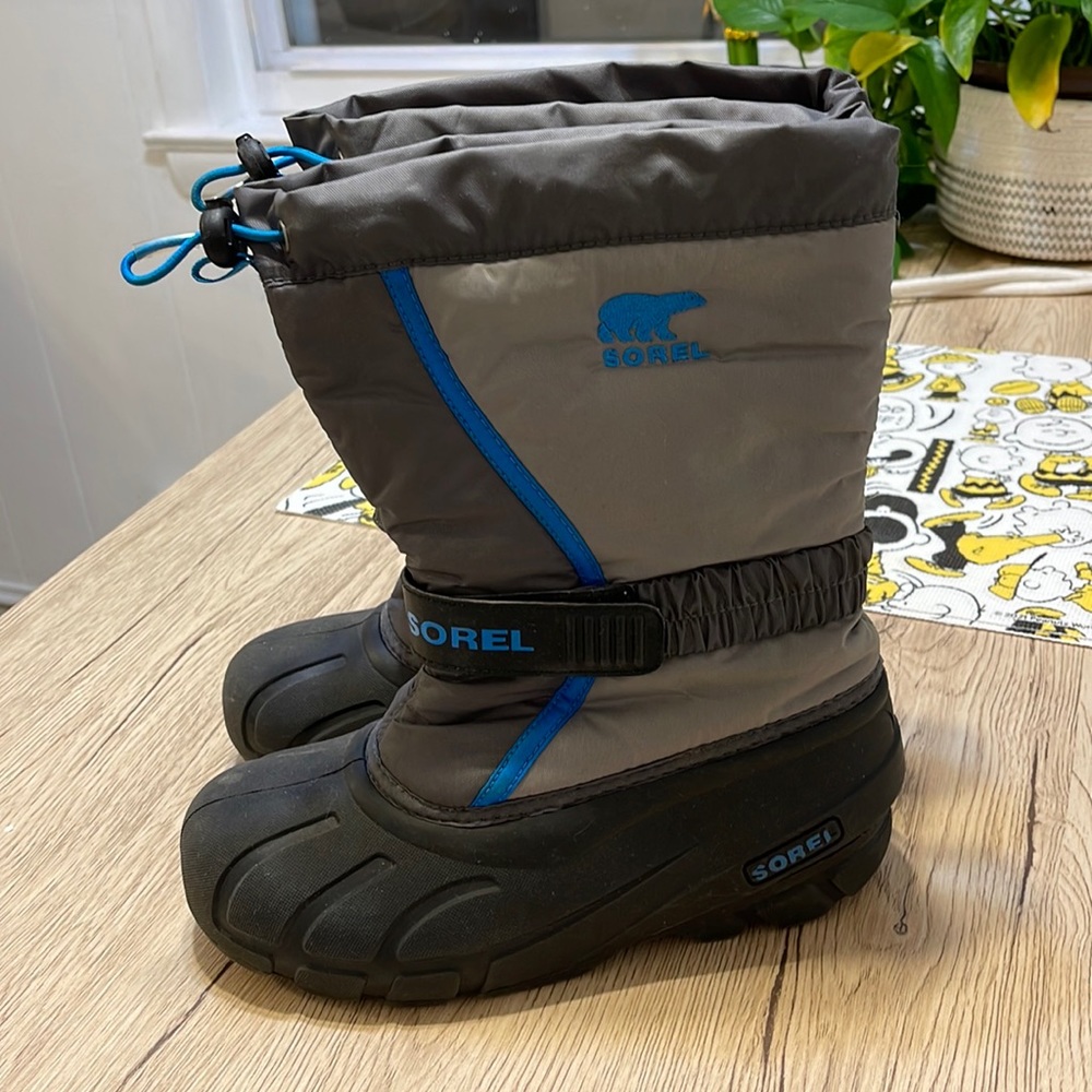 Boys Sorel snow boots sz 4